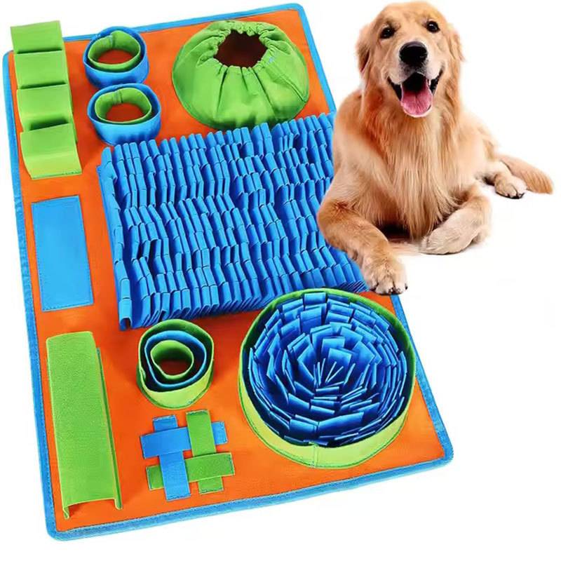 Golden Retriever neben einer farbenfrohen Schnüffelmatte für Hunde mit Stofftaschen und Falten zum Verstecken von Leckerlis und zur Förderung von Nasenarbeit.