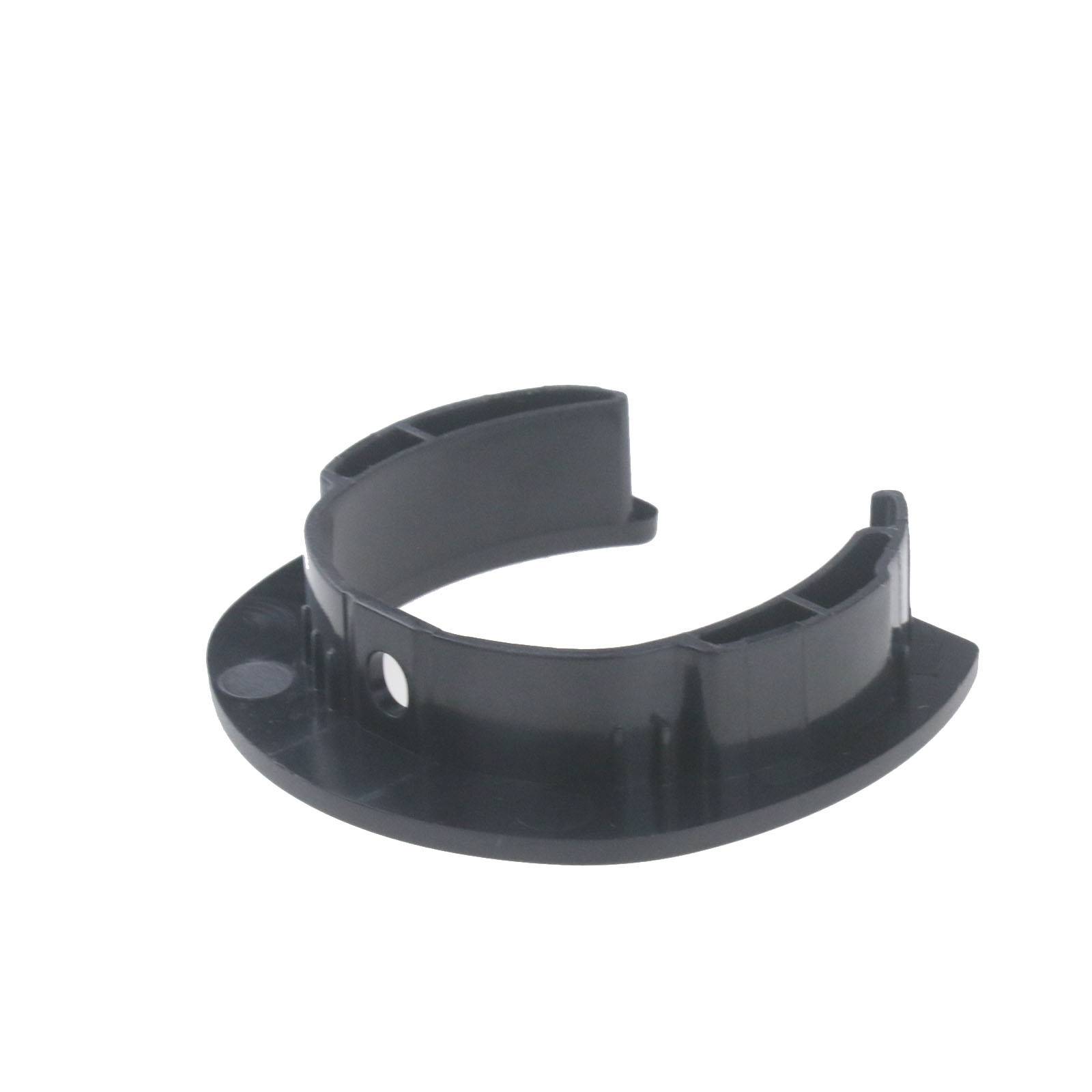 Schwarze kunststoffringförmige Spannklammer oder Sicherungsring mit breiter Basis und offener Spaltöffnung oben, gezeigt auf weißem Hintergrund.