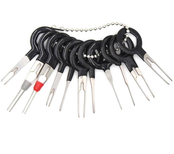 Ein Satz schwarzer Multimeter-Messleitungen mit Gabelsteckern auf einer Perlenkette, angeordnet auf weißem Hintergrund.
