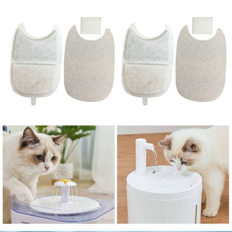 Collage mit wiederverwendbaren Filterpads für Haustierbrunnen oben und zwei Katzen, die unten aus einem weißen Wasserbrunnen trinken.