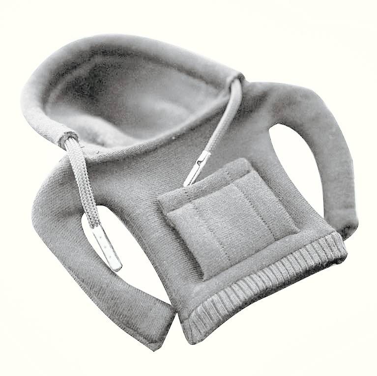 Grauer gestrickter Baby-Kapuzenpullover mit Kurzärmeln, vorderer Känguru-Tasche und Reißverschluss-Akzenten auf weißem Hintergrund.