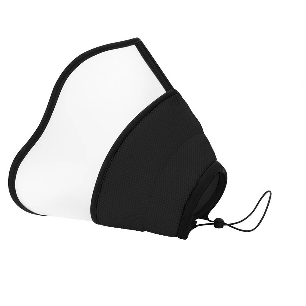 Schwarze wiederverwendbare Gesichtsmaske mit weißem Filterpanel und Ohrlaufband auf einfarbigem Hintergrund.