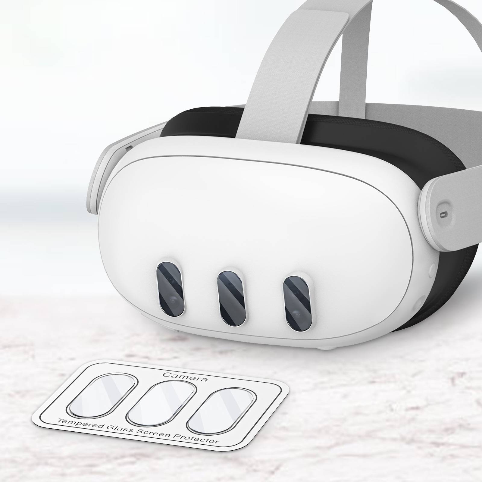 Weißes VR-Headset mit drei vorderen Linsen neben einer beschrifteten gehärteten Glasschutzfolie für den Kamerabereich.