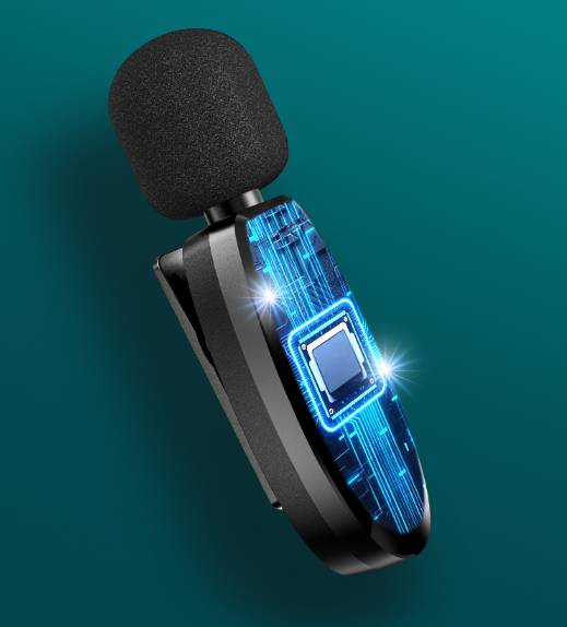 3D-Darstellung eines schwarzen tragbaren Mikrofons mit einem leuchtenden blauen digitalen Schaltkreis und Mikrochip auf dem Gehäuse vor einem blaugrünen Hintergrund.