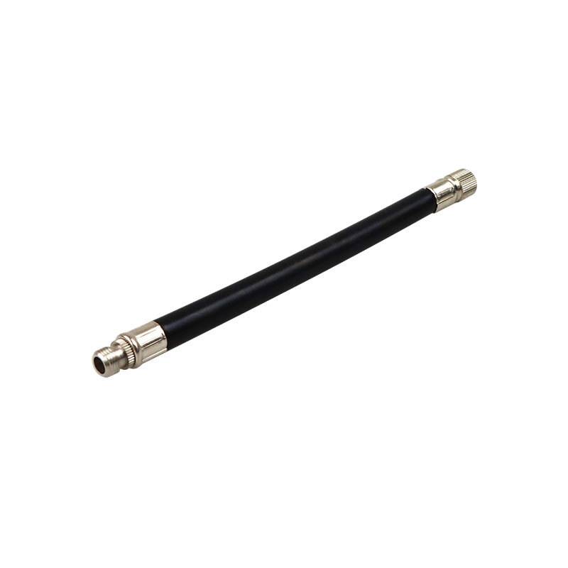 Eine schwarze flexible Ventilverlängerung mit metallischen Gewinde-Enden, diagonal auf weißem Hintergrund dargestellt.