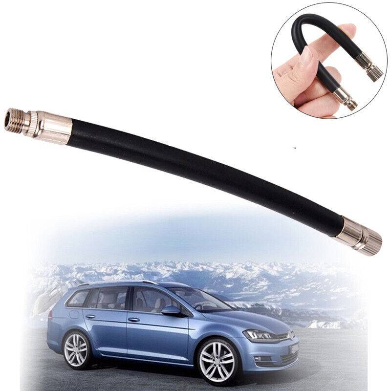 Schwarzer flexibler Autoreifen-Aufpumpschlauch mit Metallanschlüssen, oben über einem blauen Kombi gezeigt und Nahaufnahme einer Hand, die das Schlauchteil hält.