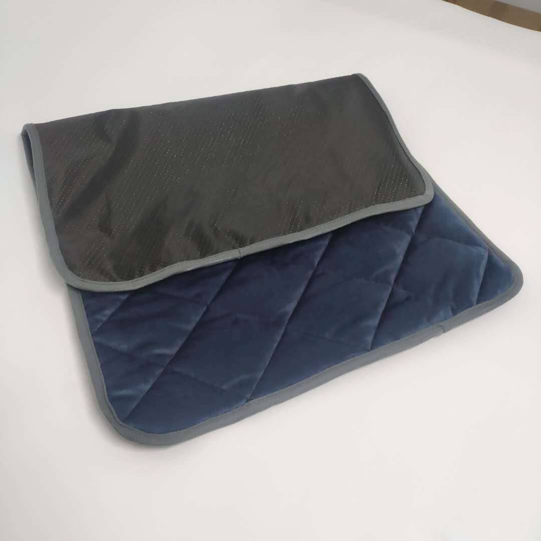 Gesteppte Laptop-Schutztasche in Dunkelblau und Schwarz mit Polsterung und Klappe, gezeigt auf weißem Hintergrund.