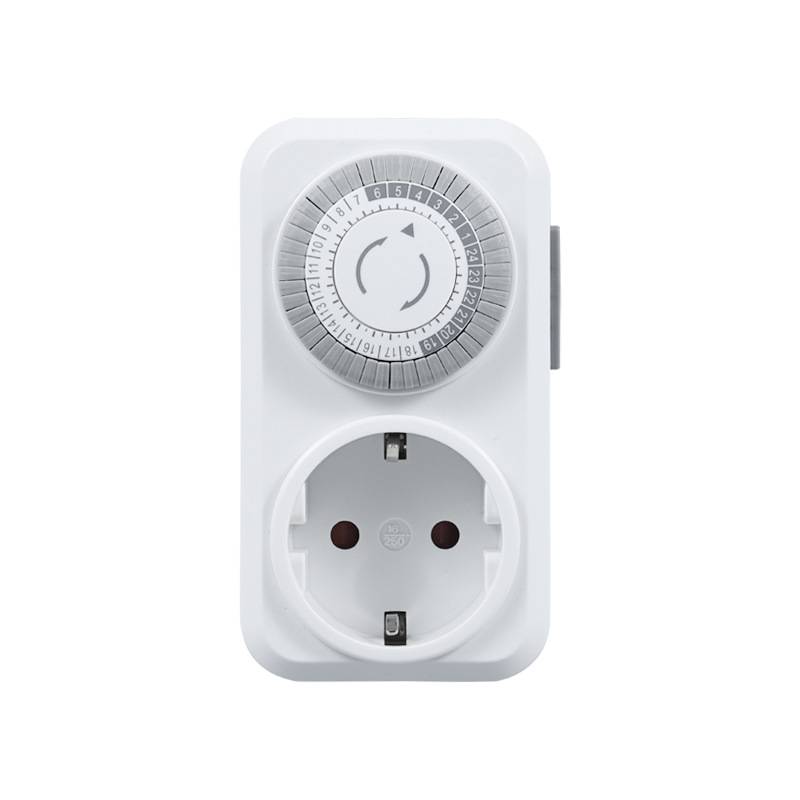 Weißer Stecker-Mechaniktimer mit einem runden Zifferblatt über einer Doppelsteckdose auf weißem Hintergrund