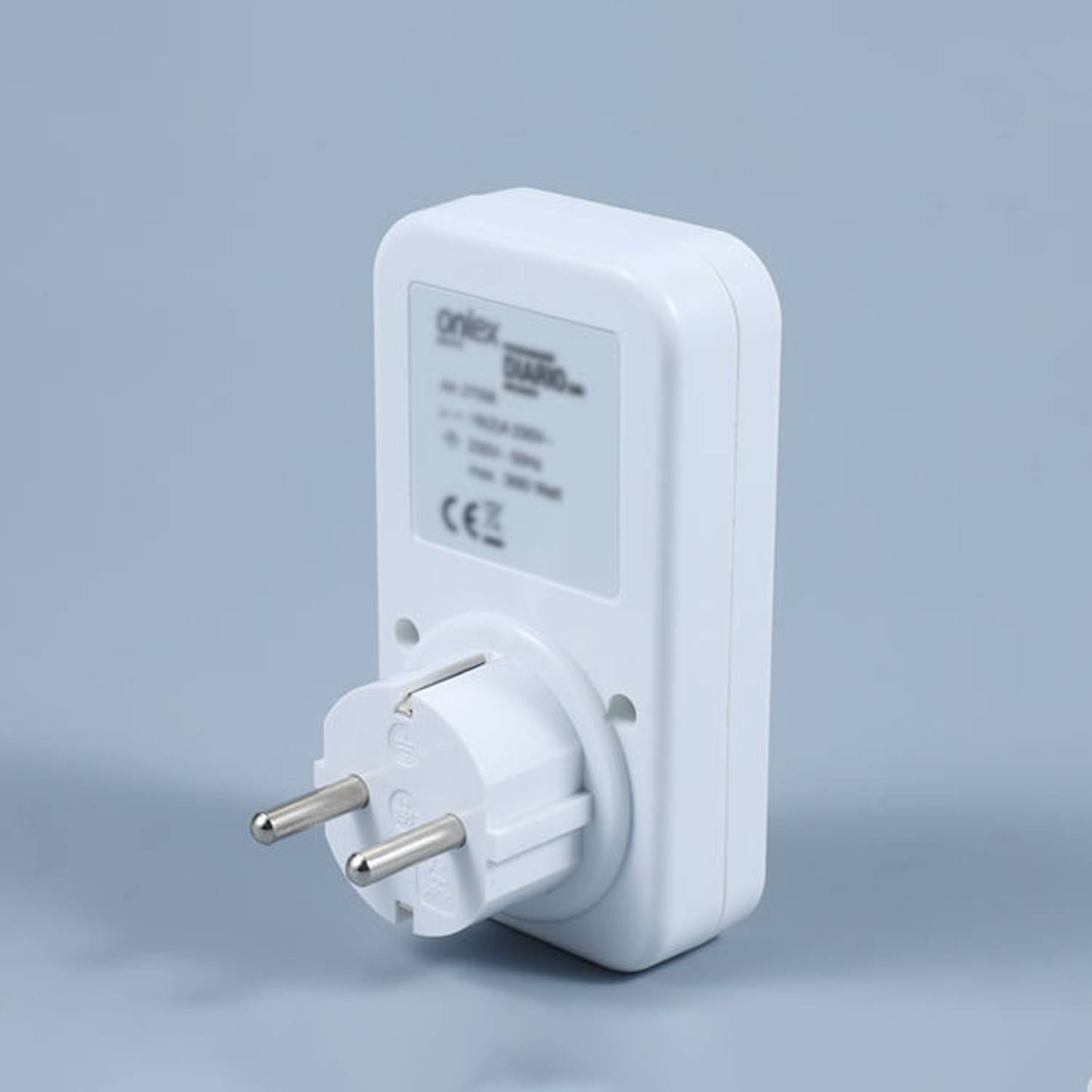 Weiße Stecker-Stromadapter mit zwei runden Metallstiften, isoliert auf grauem Hintergrund dargestellt.