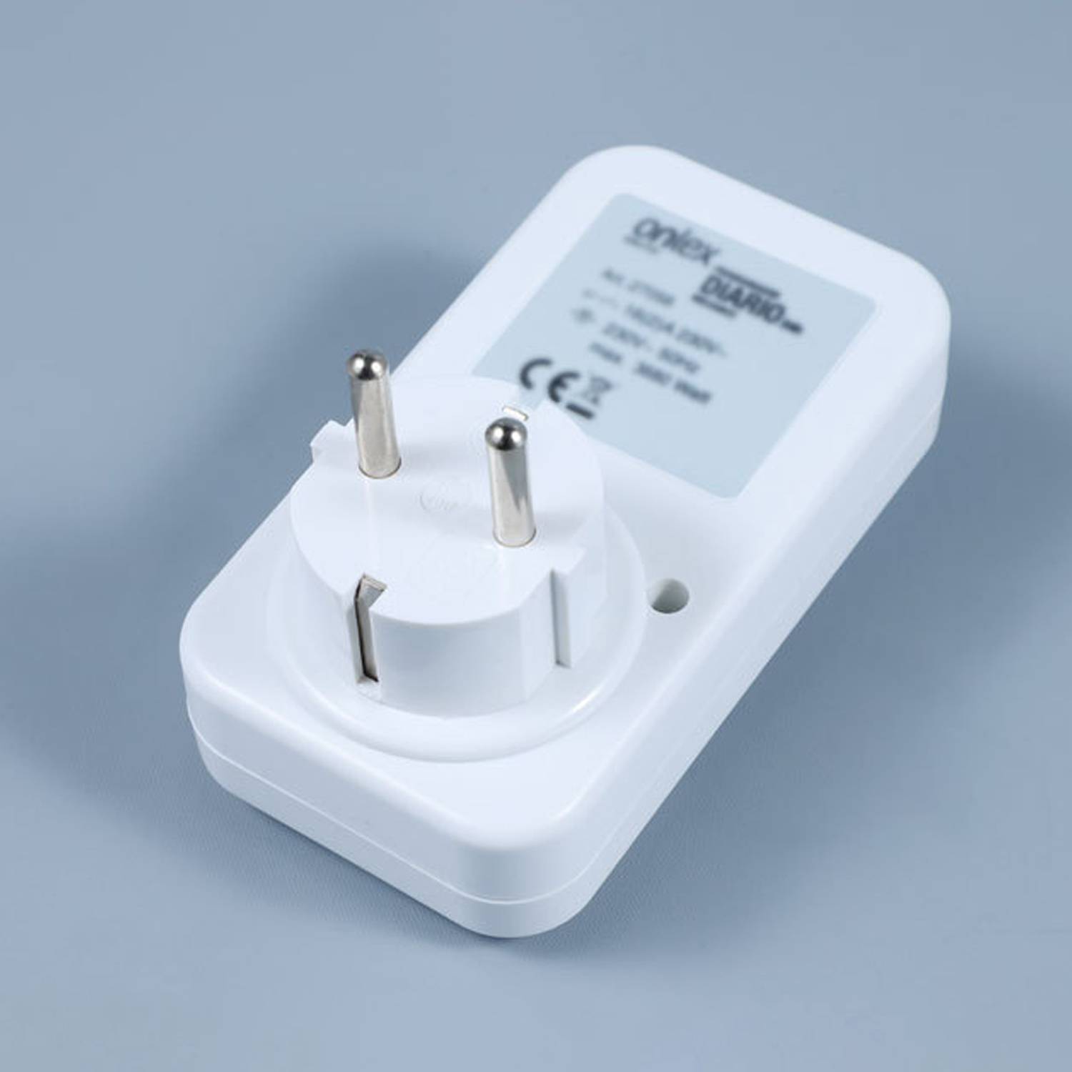 Weiße europäische Steckernetzadapter mit zwei runden Stiften auf hellgrauem Hintergrund.