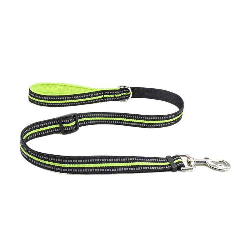 Schwarze und neongrüne verstellbare Hundeleine mit gepolstertem Griff und Metallclip auf weißem Hintergrund.