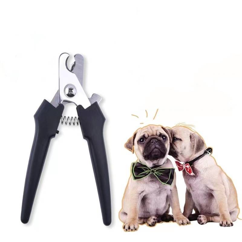 Nagelknipser für Haustiere neben zwei Mops-Welpen, wobei einer den anderen anschmiegt, was auf Hundegrooming oder Nagelschneiden hindeutet.