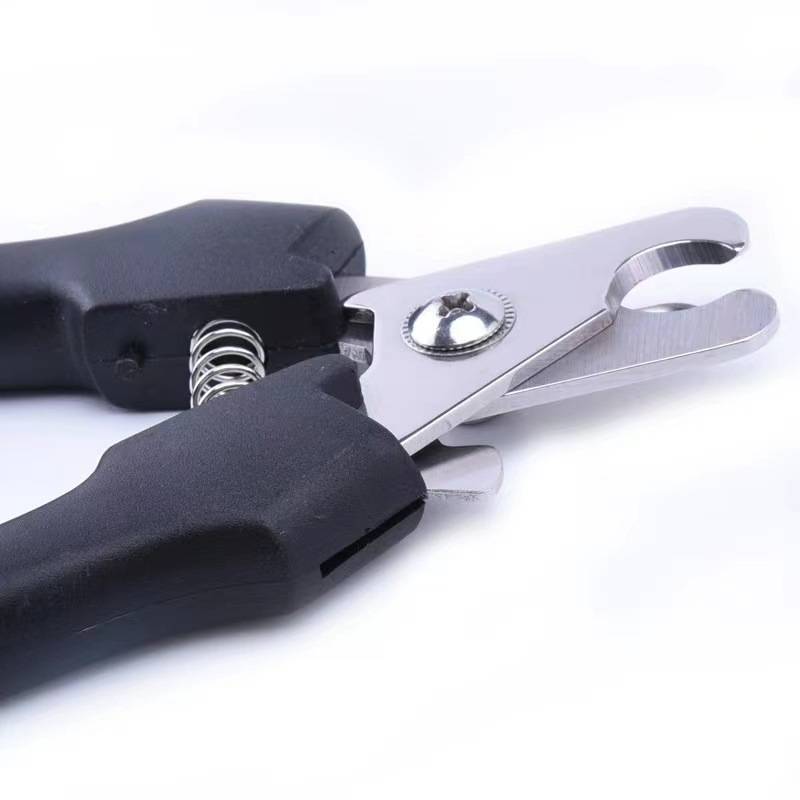 Schwarze Nagelschere für Haustiere mit federbelasteter Edelstahl-Schneidklinge auf weißem Hintergrund.