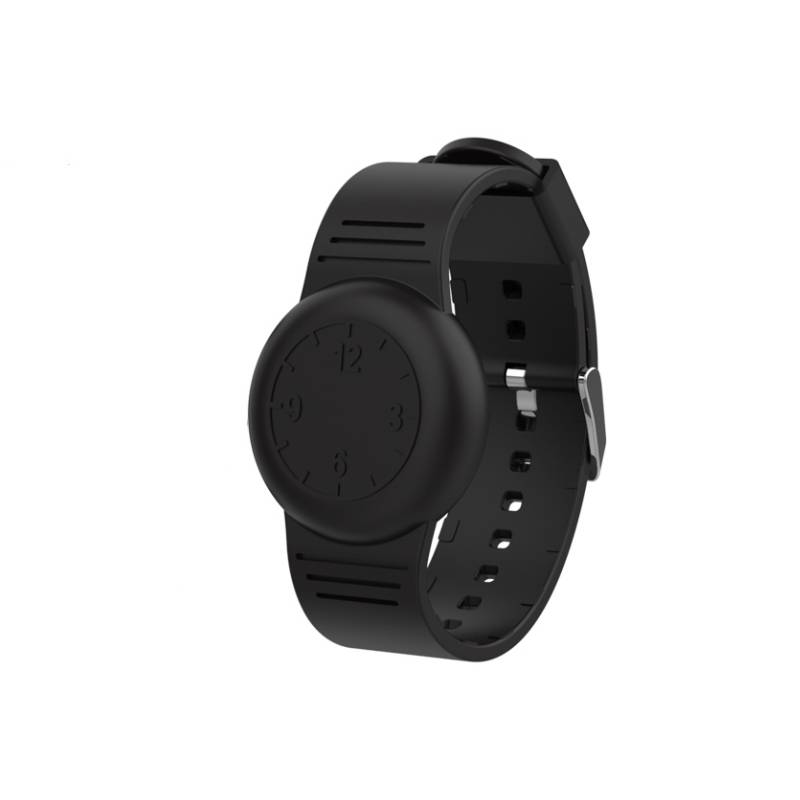 Schwarze, runde Armbanduhr mit mattiertem Armband auf weißem Hintergrund.