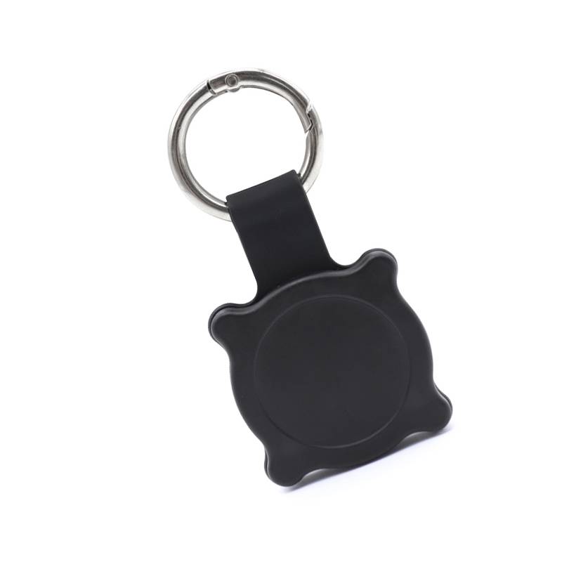 Schwarze ausziehbare Schlüsselrolle mit metallischem geteiltem Schlüsselring auf weißem Hintergrund.
