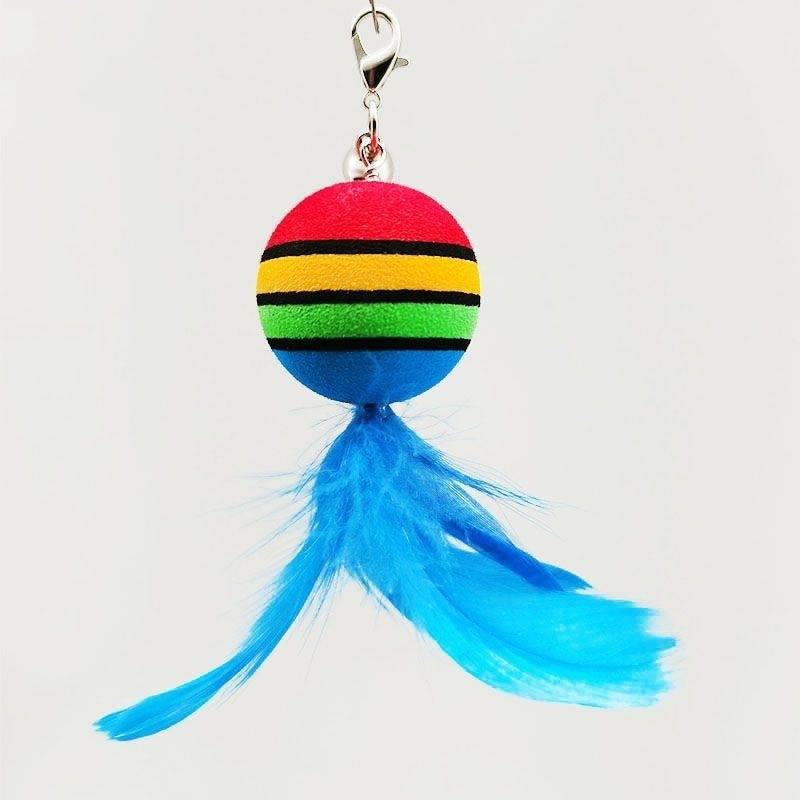 Regenbogengestreifter Schlüsselanhänger aus Kunststoffball mit leuchtend blauem Federschwanz, der vor einem einfachen weißen Hintergrund hängt.