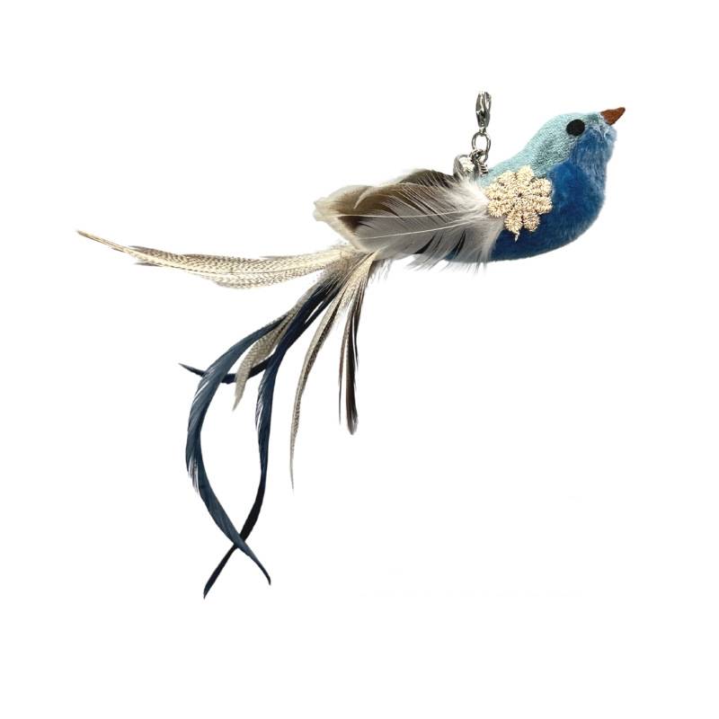 Blauer Vogel-Schmuck mit langem Federschwanz und Aufhängekette auf weißem Hintergrund.