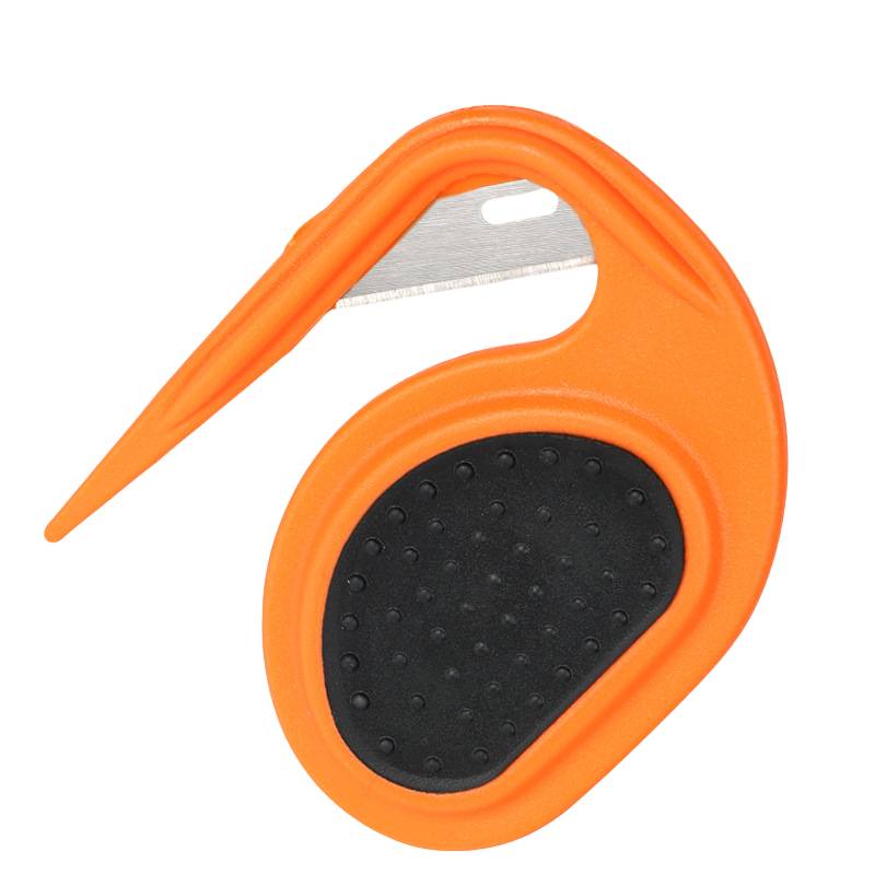 Orange tragbares Sicherheitsmesser mit schwarzem Griff und freiliegender silberner Klinge auf schwarzem Hintergrund.