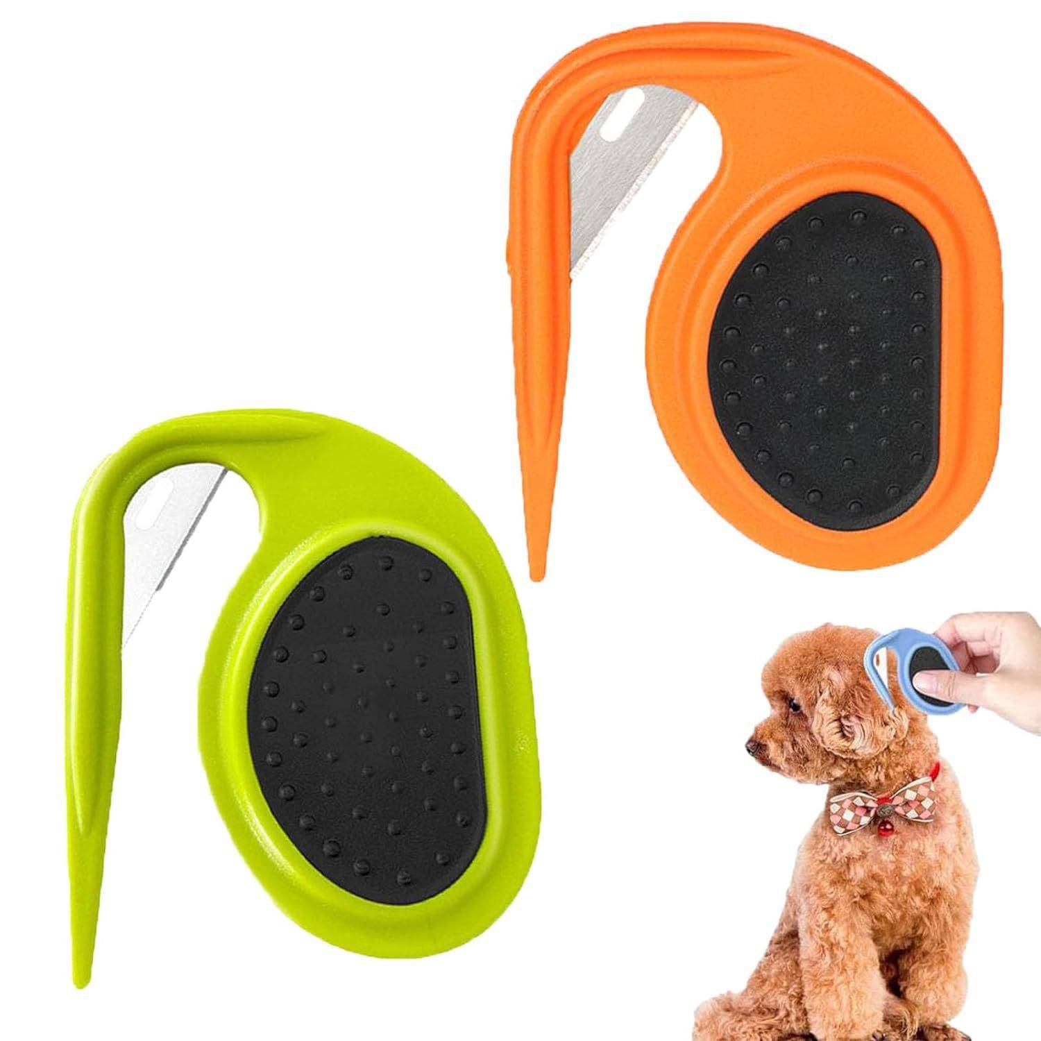Zwei Tierpflegekämme, orange und grün, mit einer Klinge und schwarzem Gummigriff; die Vergrößerung zeigt einen in Verwendung beim Trimmen eines kleinen Hundes.