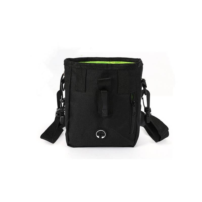 Schwarze Kameraobjektivtasche mit Schultergurt und vorderer Reißverschlusstasche, gezeigt auf weißem Hintergrund.