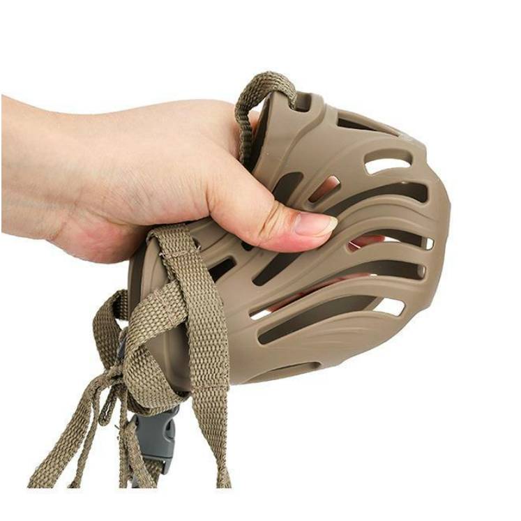 Hand hält einen beige-farbenen taktischen Helm mit angebrachtem Riemen auf weißem Hintergrund.
