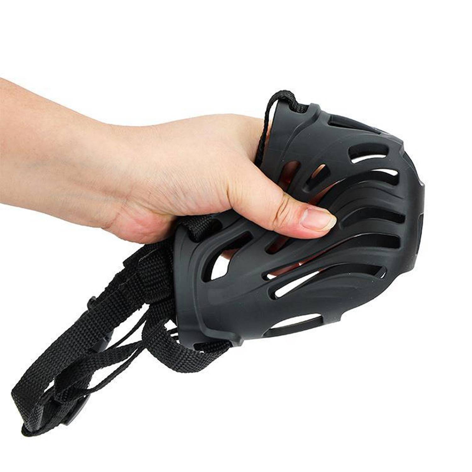 Hand, die einen schwarzen belüfteten Schutzhelm oder eine Schutzausrüstung für den Kopf mit verstellbaren Riemen auf weißem Hintergrund hält.