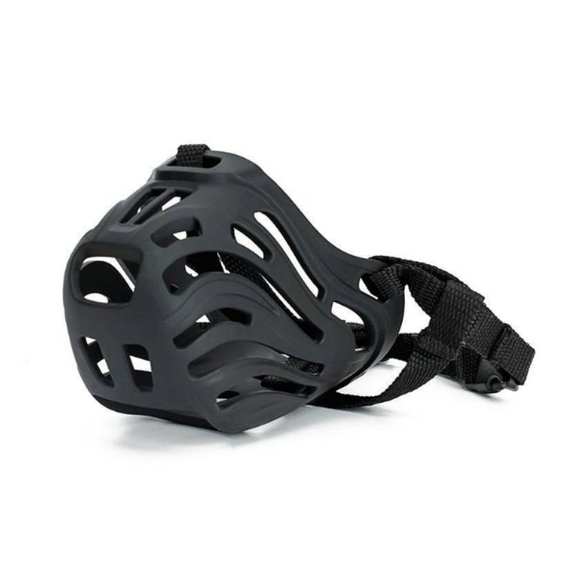 Schwarze belüftete Gesichtsmaske mit verstellbarem Riemen, isoliert auf weißem Hintergrund dargestellt.