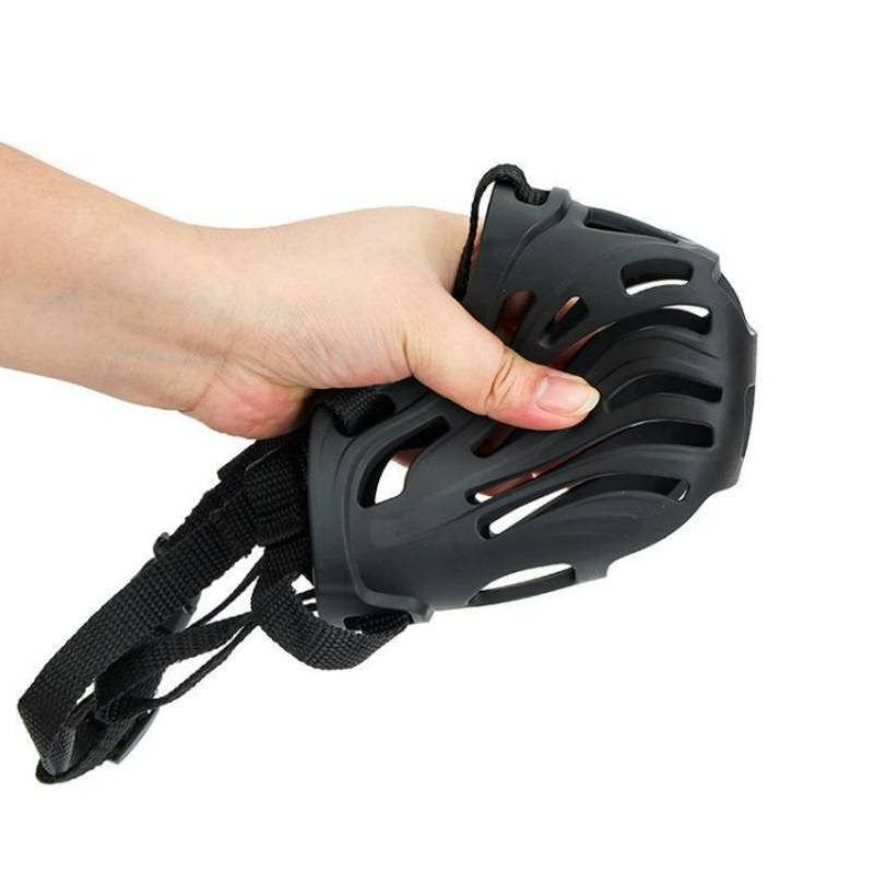 Hand, die einen schwarzen belüfteten Sicherheitshelm mit Kinnriemen auf weißem Hintergrund hält.