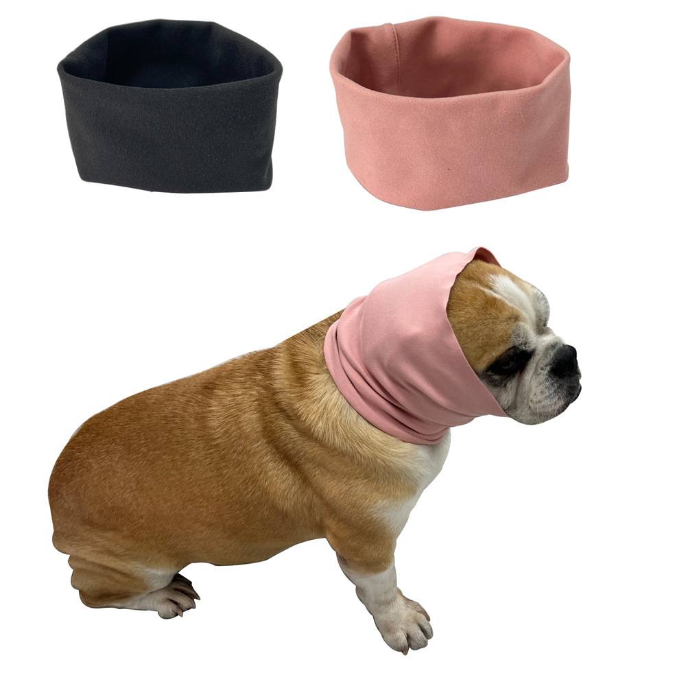 Bulldogge mit einem rosa Halstuch oder Snood, wobei schwarze und rosa Versionen des Accessoires oben auf weißem Hintergrund gezeigt werden.