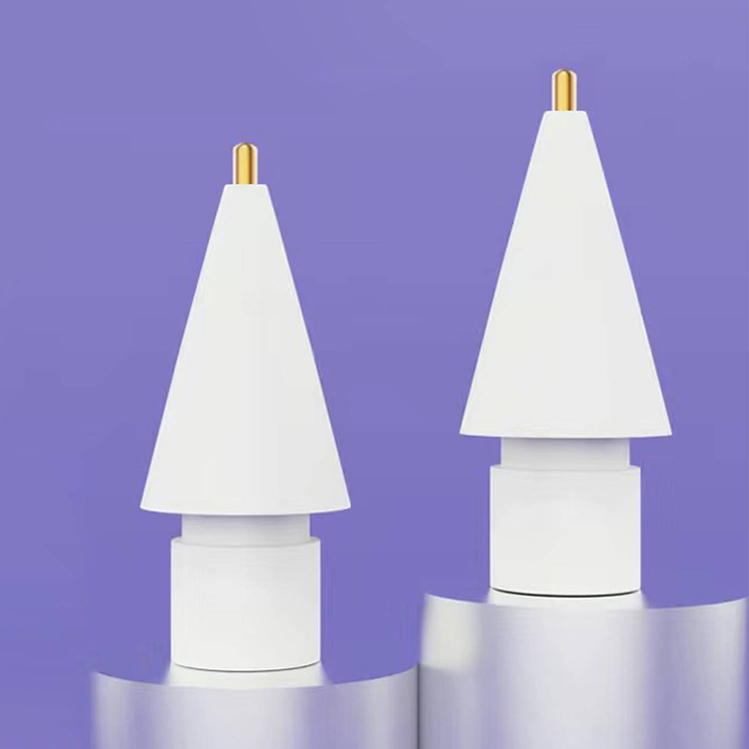 Zwei weiße kegelförmige Objekte mit goldenen Spitzen stehen auf zylindrischen Basen vor einem violetten Hintergrund.