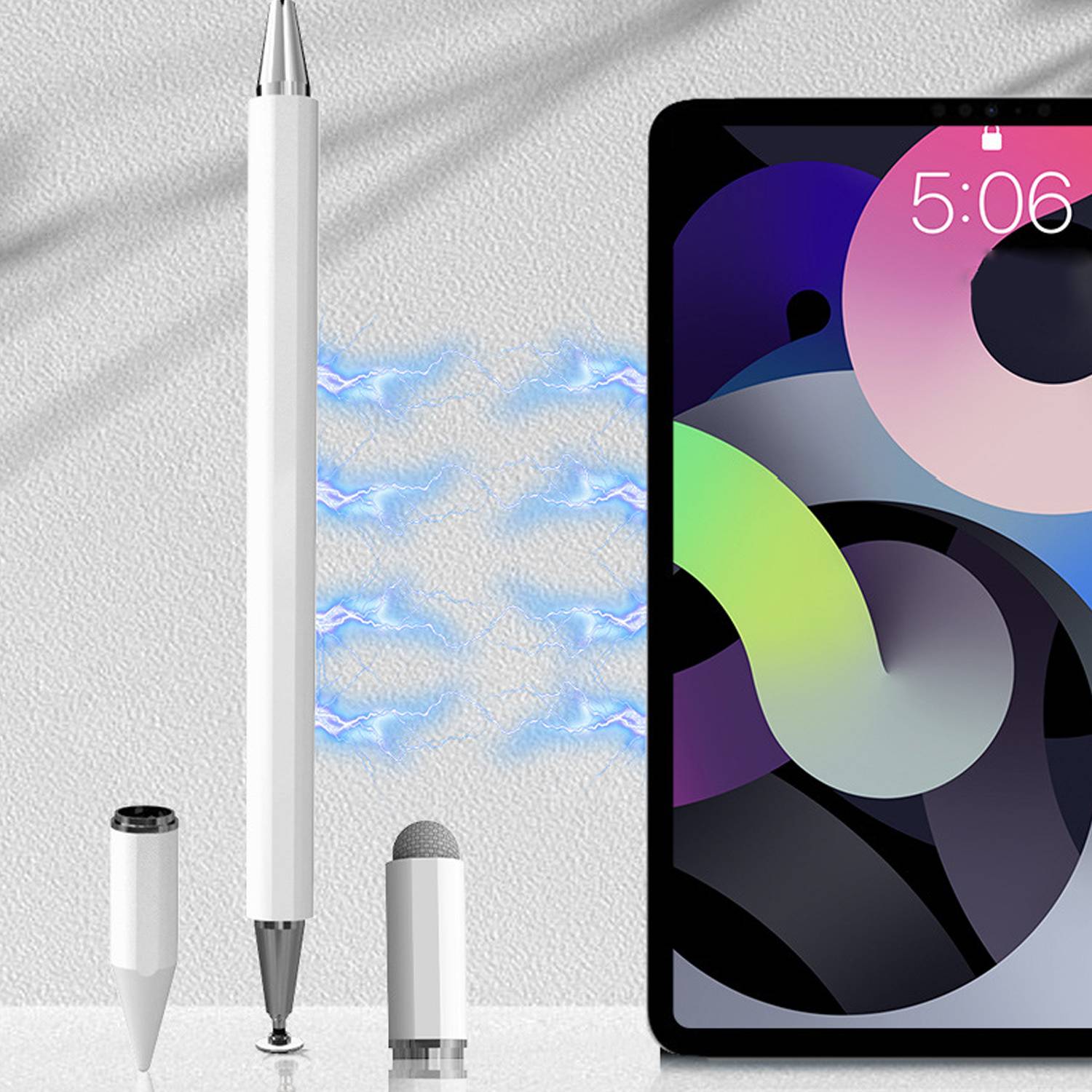 Weißer Stylus-Stift mit austauschbaren Spitzen neben einem Tablet, das einen farbenfrohen abstrakten Sperrbildschirm zeigt, was auf ein Zeichen- oder Notiz-Zubehör hindeutet.