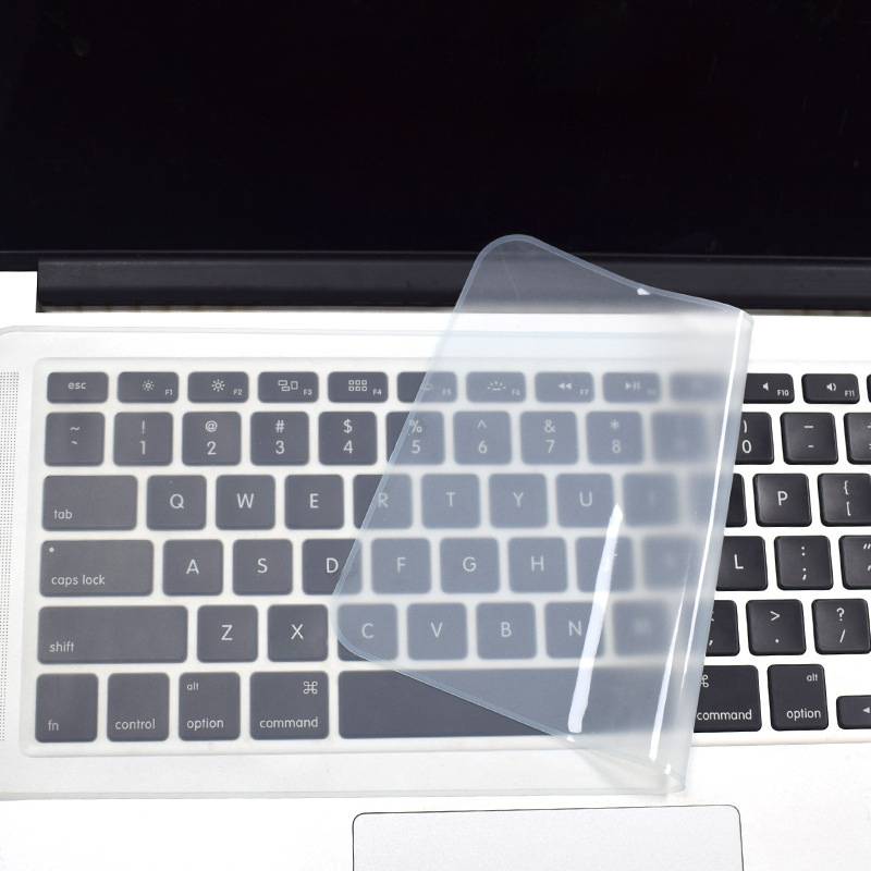 Laptop-Tastatur mit einer durchsichtigen Kunststoffschutzabdeckung, die teilweise über den Tasten drapiert ist.