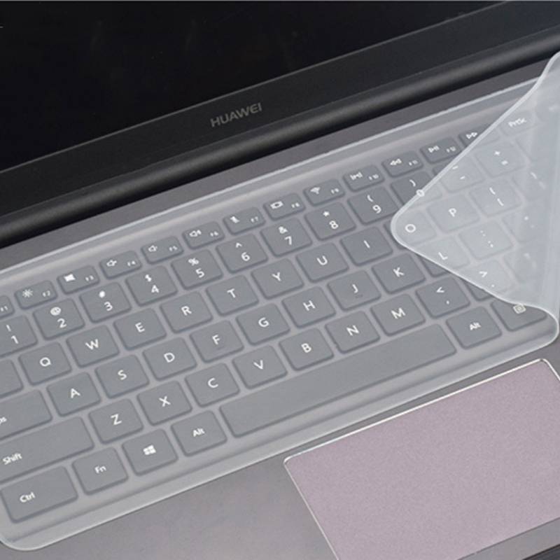 Nahaufnahme einer Huawei-Laptop-Tastatur und eines Touchpads mit einer durchscheinenden Abdeckung, die teilweise über den oberen rechten Tasten drapiert ist.