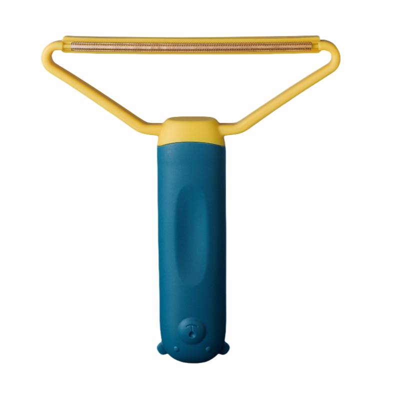 Blau und gelber tragbarer Flusenentferner mit einer Walzenrolle, dargestellt auf weißem Hintergrund.