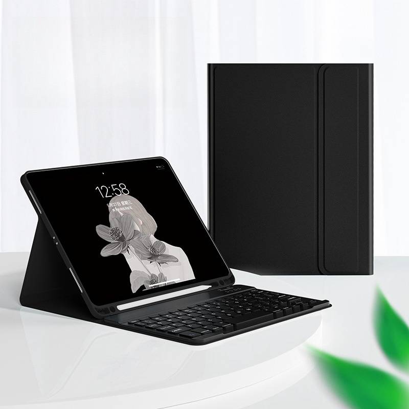 Tablet mit abnehmbarer Tastatur in Schutzhülle auf weißer Oberfläche, geöffnet mit eingeschaltetem Bildschirm und geschlossener Hülle, die dahinter aufgestellt ist.