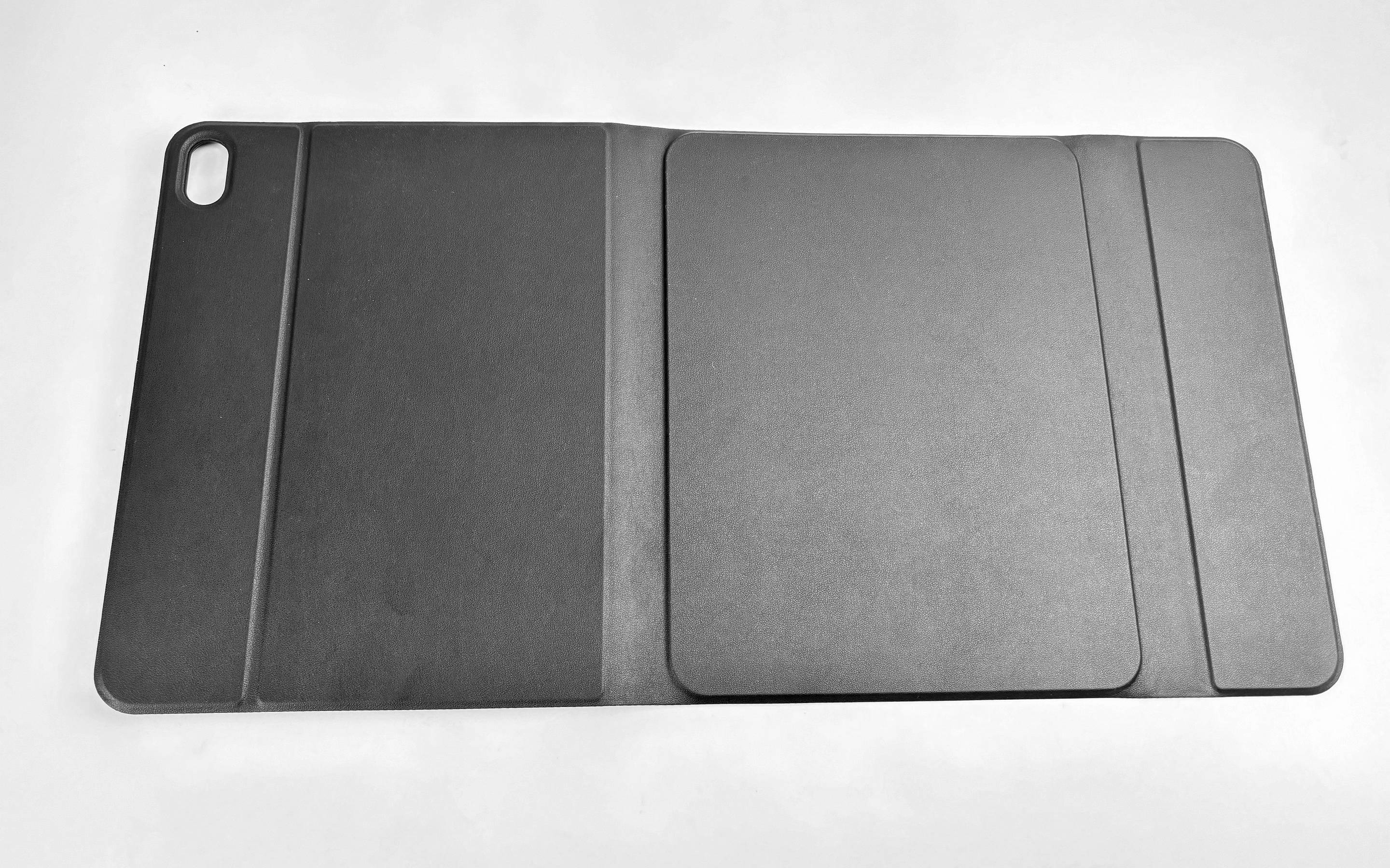 Schwarze Tablet-Folio-Schutzhülle mit vorderen Abdeckungspanelen und Kameraausschnitt, geschlossen auf weißem Hintergrund dargestellt.