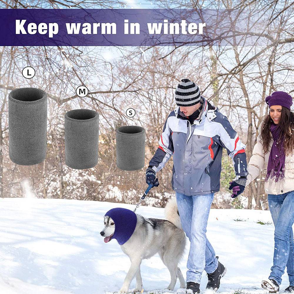 Winterkleidungsanzeige mit L, M und S grauen Halswärmern neben einem Paar, das einen Hund im verschneiten Wetter spazieren führt, mit dem Text „Bleiben Sie im Winter warm