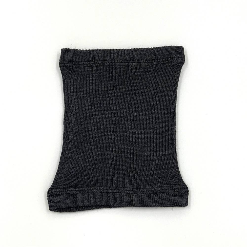 Schwarzes geripptes Strickgewebe-Rohr oder Ärmel auf weißem Hintergrund.