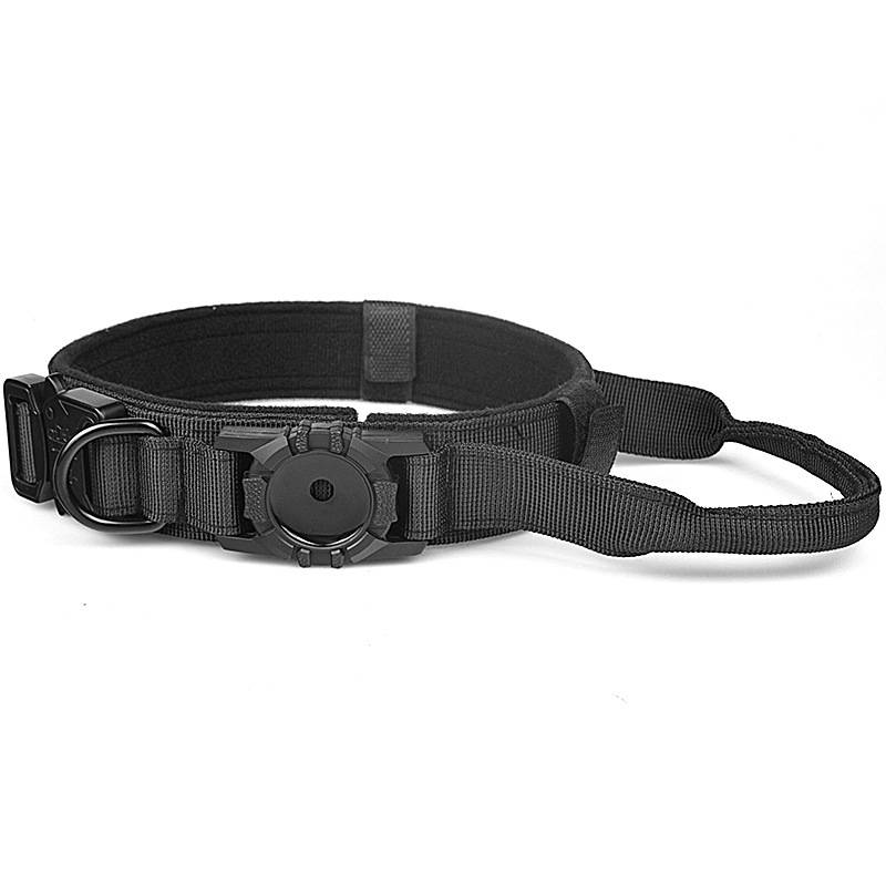 Schwarzer Nylon-Taktikgürtel oder Ausrüstungsriemen mit verstellbarer Schnalle und kreisförmiger Befestigungshalterung, gezeigt auf weißem Hintergrund.