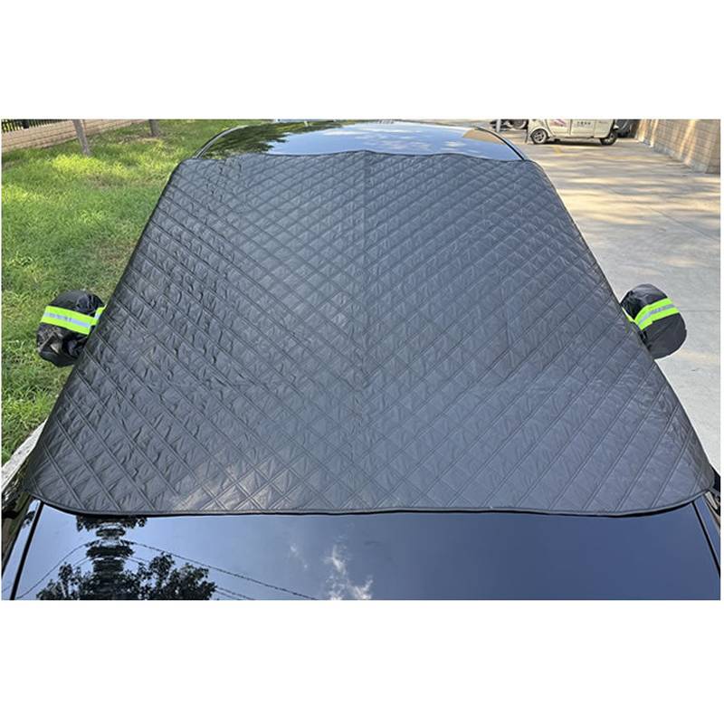 Ein Auto, das von einem gesteppten schwarzen Sonnenschutz bedeckt ist, der über die Windschutzscheibe und das Dach drapiert ist, mit angebrachten Seitenspiegelabdeckungen.