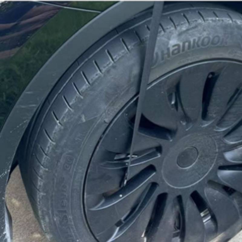 Nahaufnahme eines Autoreifens mit einem Hankook-Reifen und einer schwarzen Mehrflachen-Felge.