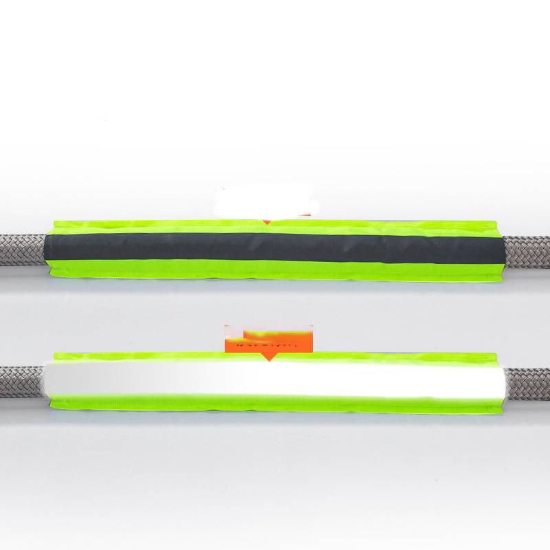 Zwei geflochtene Kabel, die durch abgeklebte Abschnitte verbunden sind, mit einer dunklen gestreiften oberen Umwicklung und einer helleren unteren Umwicklung mit einem orangefarbigen Mittelpunkt-Marker.