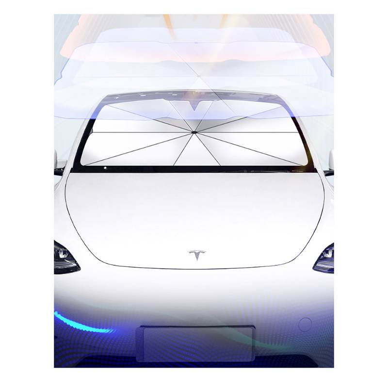 Vorderansicht eines weißen Tesla-Autos mit sichtbarem Windschutzschild und Motorhaube, gezeigt in einer studioähnlichen Umgebung mit blauer Akzentbeleuchtung.