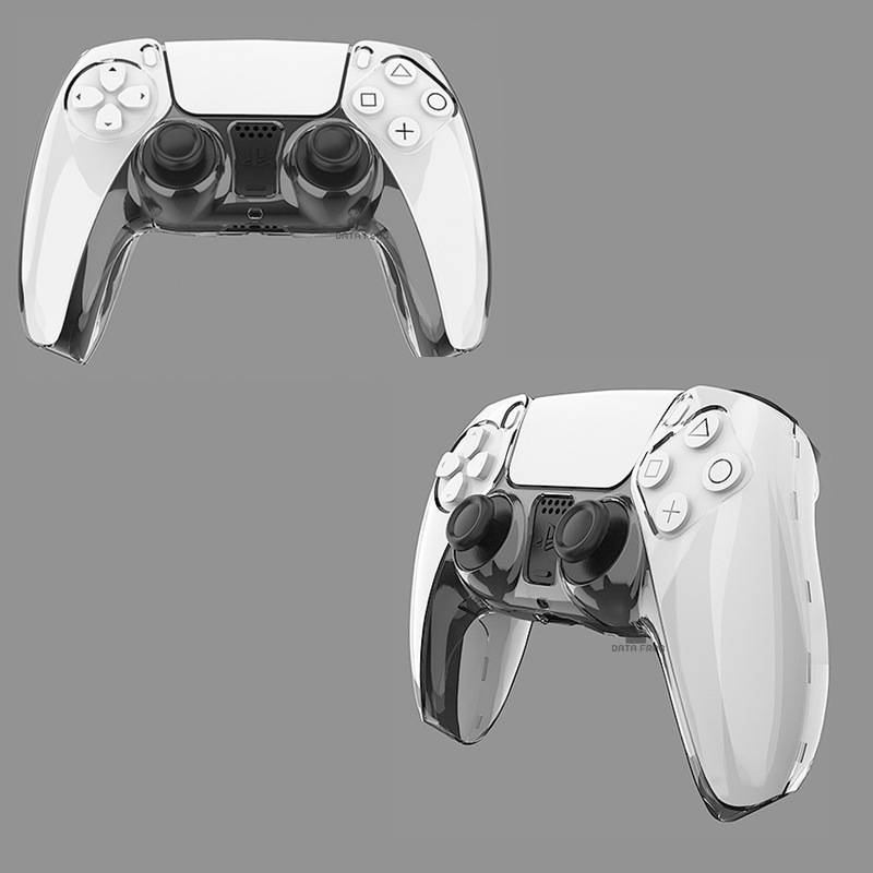 Zwei weiße PlayStation DualSense-Controller werden vor grauem Hintergrund gezeigt, eine Frontalansicht und eine Schrägansicht, die die Tasten und analogen Sticks hervorheben.