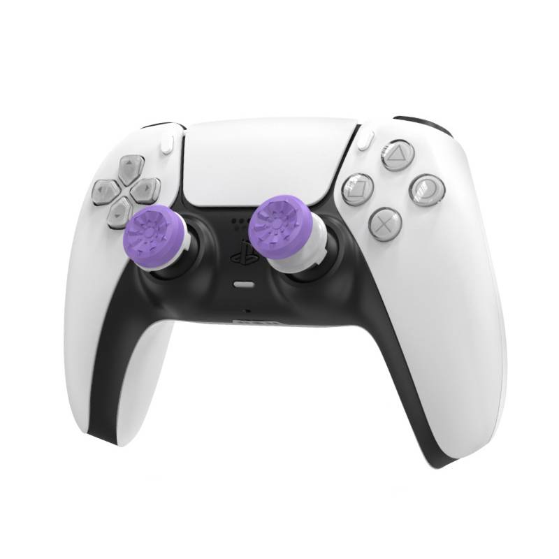 Weißer PlayStation 5 DualSense-Controller mit lila Thumbstick-Griffen auf einfachem Hintergrund.