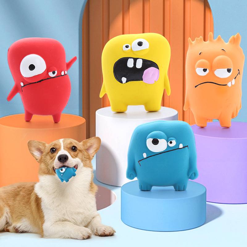 Ein Corgi liegt vor vier bunten Cartoon-Monster-Figuren, die auf pastellfarbenen Sockeln posiert sind.