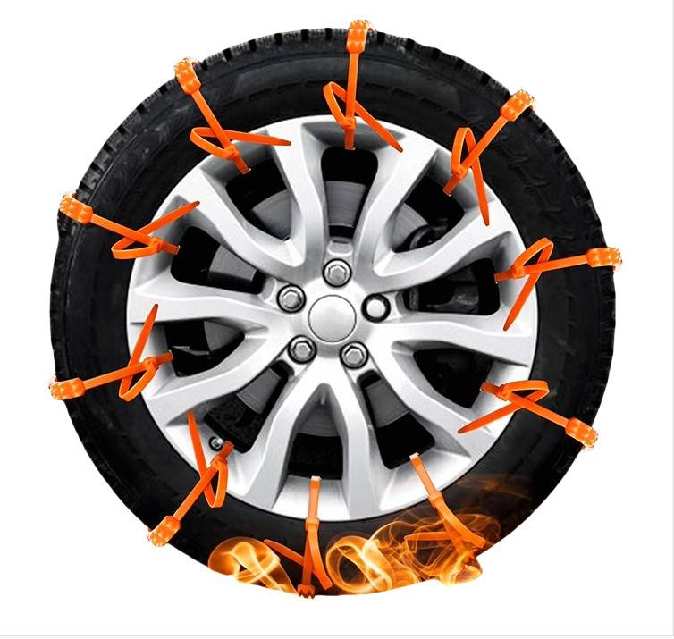 Autorreifen mit Schneeketten um das Rad gespannt, mit Flammen am unteren Ende vor weißem Hintergrund.