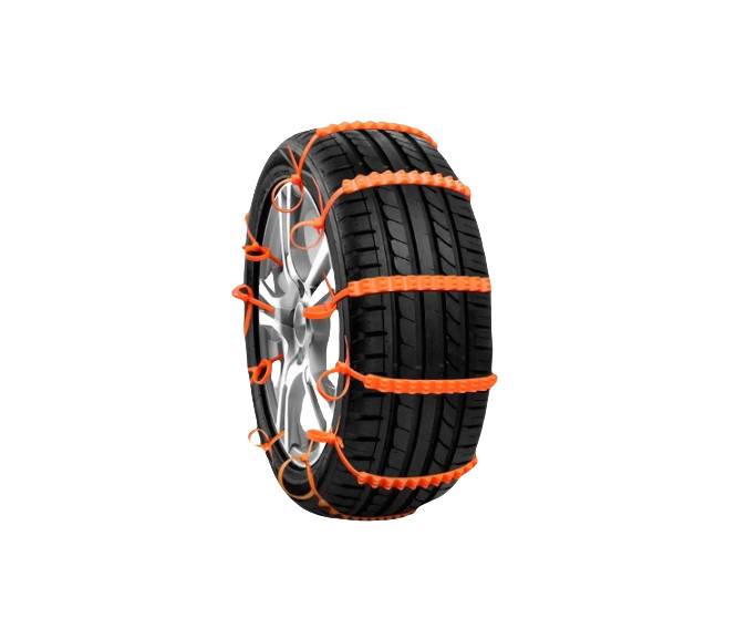 Autoreifen mit orangefarbenen Schneeketten, isoliert auf weißem Hintergrund dargestellt.