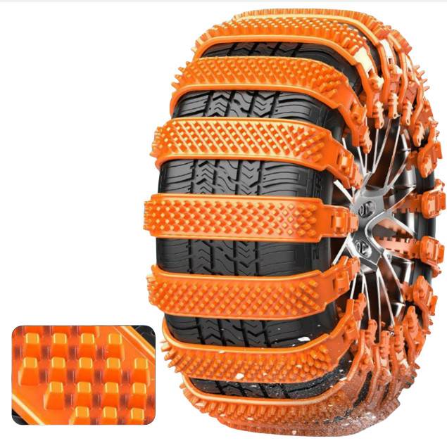 Ein Reifen mit leuchtend orangefarbenen Schneeketten zur Bodenhaftung, gezeigt mit einer Nahaufnahme des strukturierten Griffmusters der Kette.