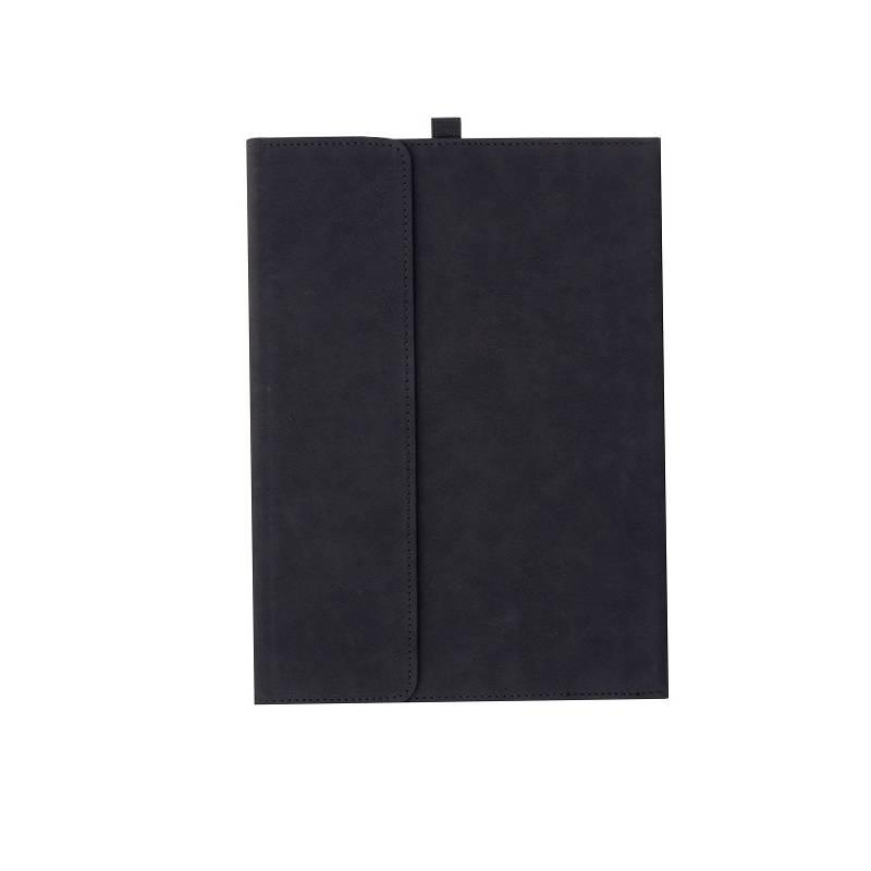 Schwarze Ledermappe oder Tablet-Tasche mit vertikalem Klappenabschluss, geschlossen auf weißem Hintergrund abgebildet.